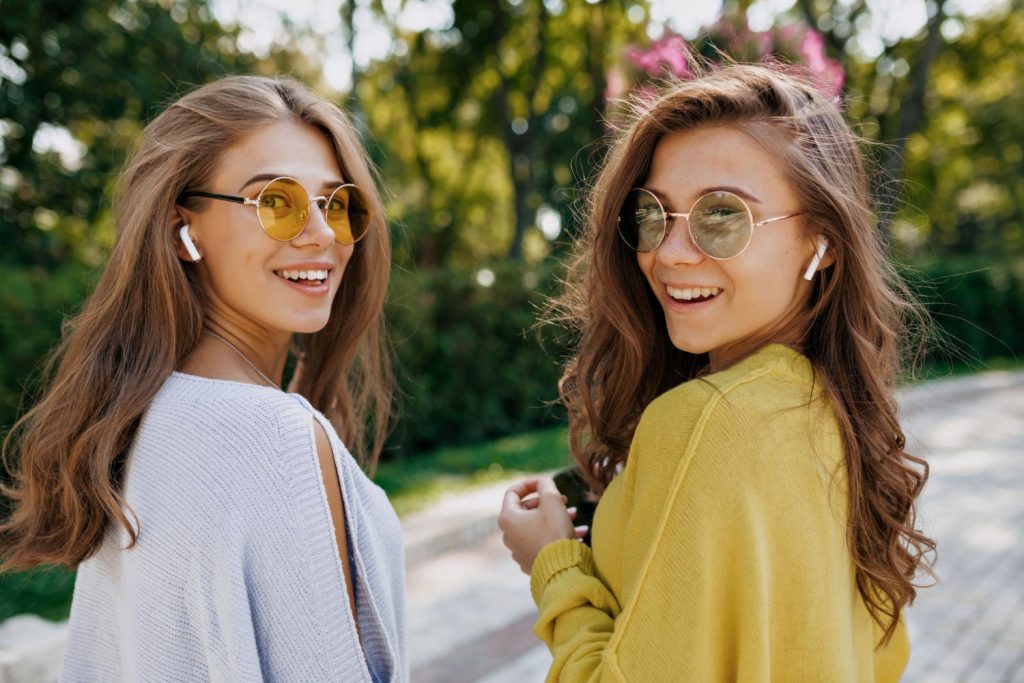 Okulary dla kobiet są urządzeniem wspomagającym, które może pomóc w korekcji wzroku i poprawić jakość życia