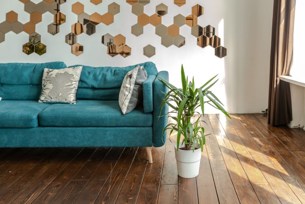 Podłogi z drewna naturalnego to jeden z najbardziej popularnych materiałów wykończeniowych