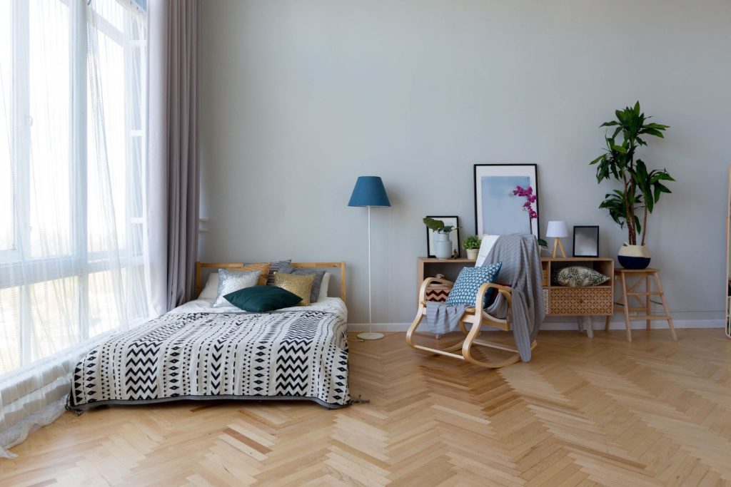 Drewniana podłoga na ogrzewanie podłogowe to rozwiązanie, które cieszy się coraz większą popularnością wśród osób planujących remont lub budowę domu