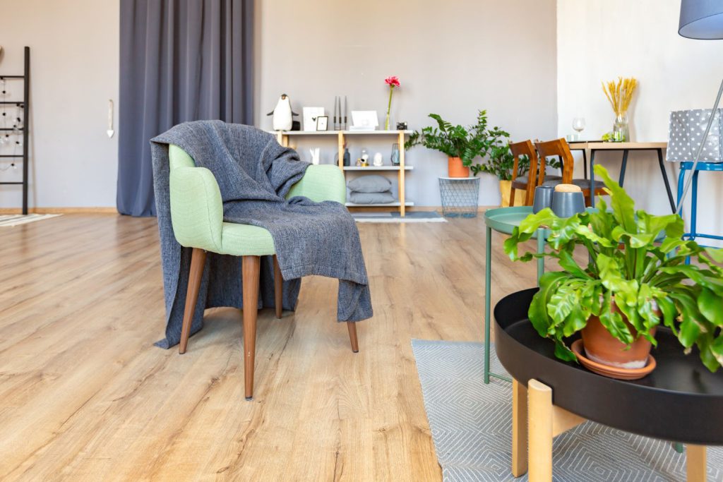 Drewniane podłogi są jednym z najbardziej popularnych wyborów dla osób, które chcą stworzyć elegancką i ciepłą atmosferę w swoim domu
