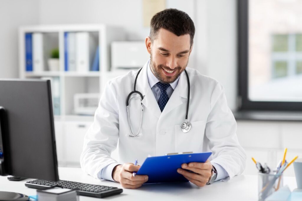 Początek kariery lekarskiej jest związany z wieloma wyzwaniami, które często przekładają się nie tylko na zdobywanie wiedzy medycznej, ale też na konieczność rozważenia odpowiednich ubezpieczeń