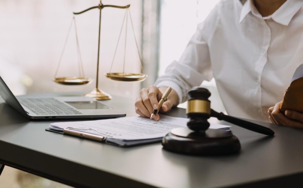 Współczesny rynek usług prawnych jest nie tylko dynamiczny, ale również pełen ryzyk zawodowych, które mogą prowadzić do poważnych konsekwencji finansowych i reputacyjnych dla prawników