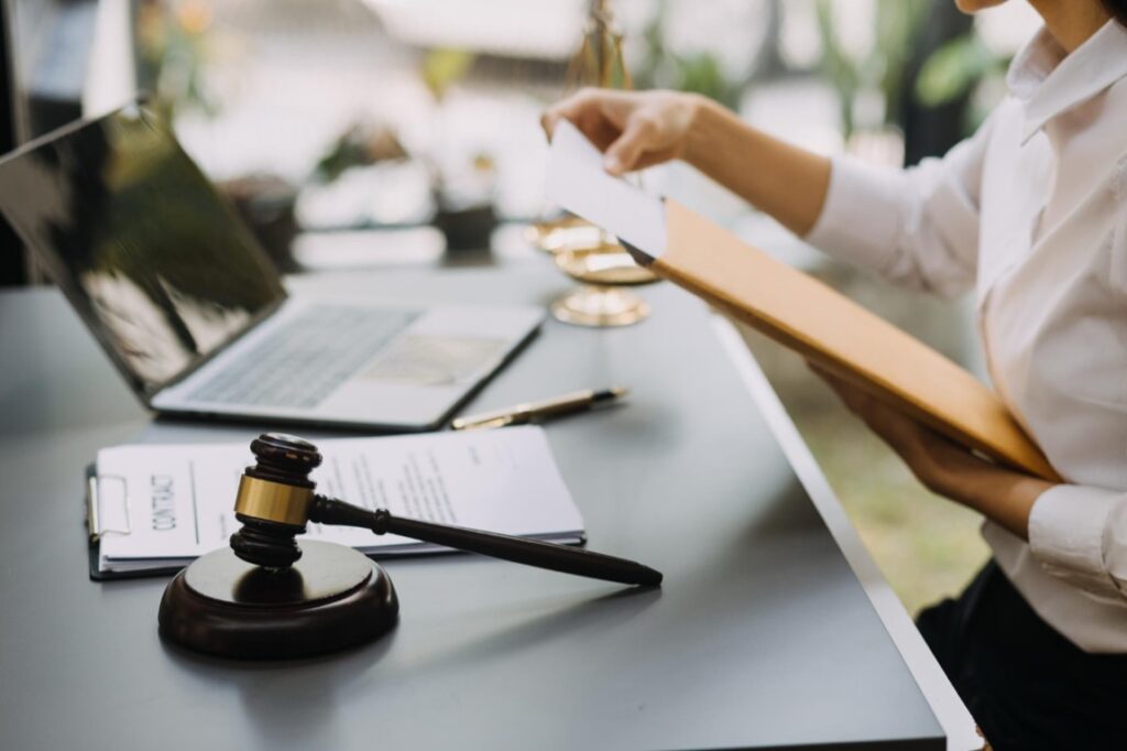 Współczesny rynek usług prawnych jest nie tylko dynamiczny, ale również pełen ryzyk zawodowych, które mogą prowadzić do poważnych konsekwencji finansowych i reputacyjnych dla prawników