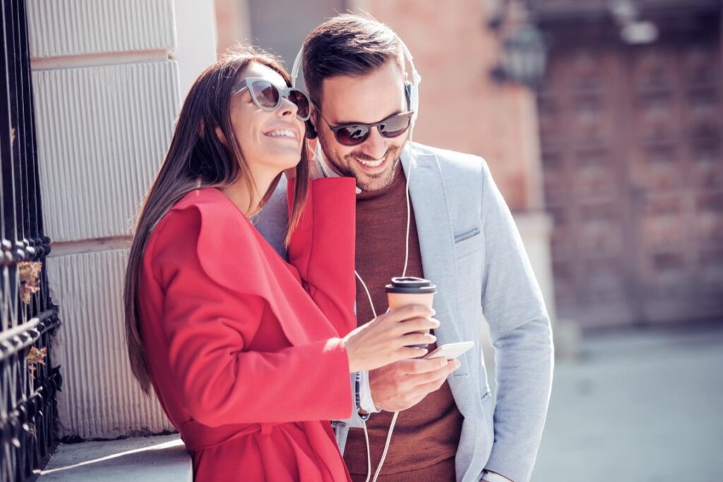 Produkcja okularów premium to proces wymagający nie tylko zaawansowanej technologii, ale również rzemieślniczej precyzji